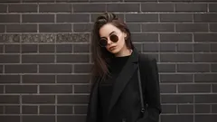 To coś więcej niż styl: co psychologia mówi o ludziach, którzy zawsze noszą czerń?