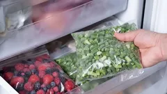 Produkty, których nigdy nie należy mrozić, ale wiele osób wciąż to robi