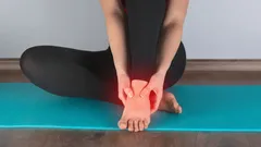 Proste sposoby na złagodzenie pieczenia i zmęczenia nóg po pracy oraz dlaczego się one pojawiają