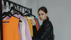 Psychologia kolorów w twojej garderobie: 3 mocne barwy, które budzą szacunek i wzbudzają podziw