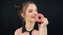 Główne przyczyny, dla których ciągle masz ochotę na słodkie