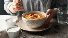 Przestań dodawać tę przyprawę do zupy — psuje smak, a mimo to większość domowych kucharzy wciąż jej używa