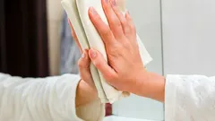 Jak wyczyścić lustro bez smug, zmętnienia i kłaczków, stosując proste domowe metody