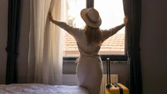 Dlaczego nie warto od razu zapalać światła w pokoju hotelowym po wejściu: powód cię zaskoczy