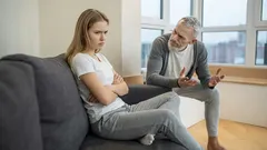 7 nawyków, które starsi uważają za uprzejme, ale które irytują młodych