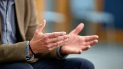 Z punktu widzenia psychologii, co oznacza częste gestykulowanie podczas rozmowy?